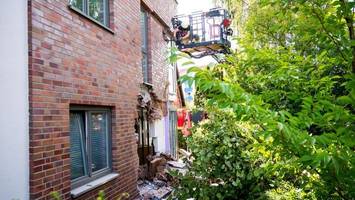 Linienbus kracht in Hauswand – mehrere Verletzte