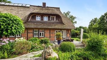 Mit Schwimmteich: Bauernhaus-Idyll in der Heide zu verkaufen