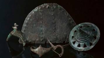 mysteriöser hügel bringt tausende jahre alte artefakte ans licht
