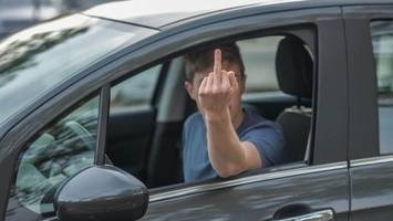 Pöbelei in Schenefeld: Streit nach Fahrmanöver schlägt in Gewalt um