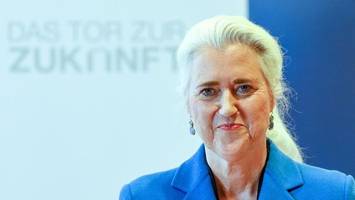 Scheidende HHLA-Chefin Angela Titzrath freut sich über gute Zahlen