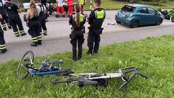 Schon wieder: Zwei Rennradfahrer prallen auf parkenden Pkw am Elbdeich