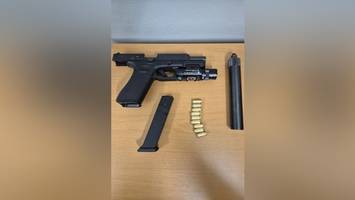 Vor einem Restaurant: Mann bedroht Mitarbeiter mit einer Pistole