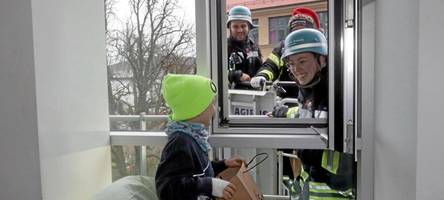 Wie die „Flammenfreunde“ kleinen Patienten im Josefinum ein Lachen schenken