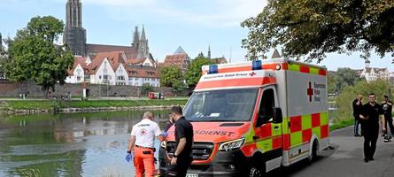 Vergeblicher Rettungseinsatz am Jahnufer: Mann geht in der Donau unter und stirbt im Krankenhaus