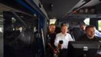 Sommertour des Innenministers: Grenzkontrollen: Dobrindt dankt Bundespolizisten