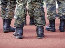 Das Denkmal ist teilzerstört: Bundeswehr-Soldaten errichten Stellung auf Grabhügel