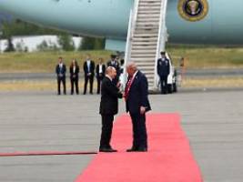 Händeschütteln am Flughafen: Trump empfängt Putin in Alaska