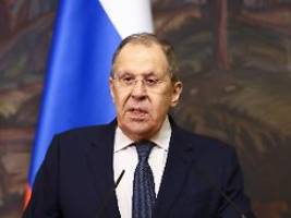 Provokation vor Ukraine-Gipfel?: Lawrow kommt mit klarer Position - und Sowjet-Shirt nach Alaska