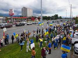 roter teppich ausgerollt: bewohner protestieren gegen trump-putin-gipfel in alaska