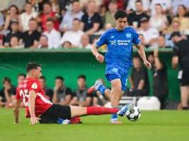 Schlagergöttin im Unwetter: Pokalspiel von Bayer 04 Leverkusen muss lange unterbrochen werden
