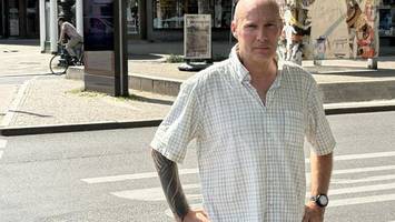 Nach einem schweren Unfall sucht ein Radfahrer nach der Schuldigen