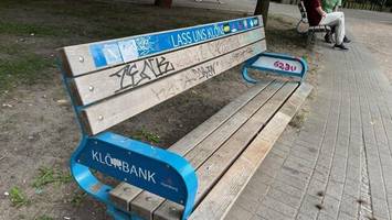 Bezirk bewirbt neue Klönbänke – mit Foto von beschmiertem Modell