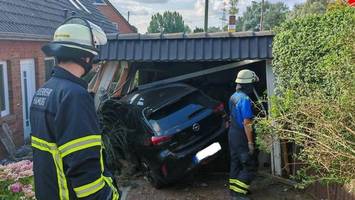 Frau kracht mit Auto in Carport – und erinnert sich nicht