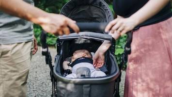 Hitzefalle Kinderwagen: Hebamme warnt Eltern vor fatalem Fehler