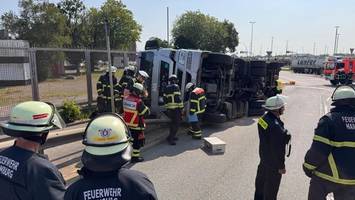 Sattelschlepper samt Container umgekippt – Großeinsatz für Feuerwehr
