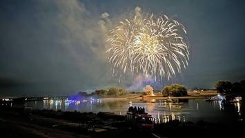 „Die Elbe brennt“: Feuerwerk fasziniert Tausende an beiden Ufern