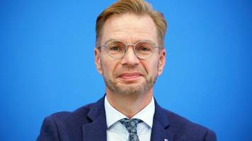 nur hoheitlichen kernbereiche: steuerzahlerbund: beamtenstatus auf den prüfstand stellen