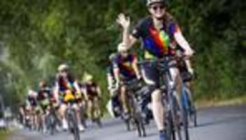 besondere fahrradtour: regenbogenfahrt als mutmacher für junge krebspatienten