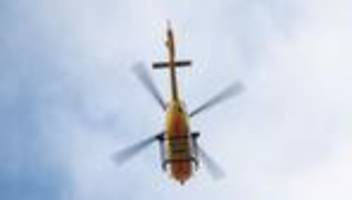 hubschrauber im einsatz: unfall zwischen auto und motorrad – zwei menschen verletzt