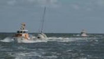 vor ostfriesischer insel: seenotretter bergen vater und sohn vor baltrum aus notlage