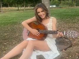 Model zeigt sich musikalisch: Lizy Hurley lernt Gitarre von Billy Ray Cyrus