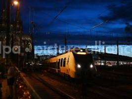 Oberleitungsschaden: ICE bleibt in Köln liegen - Hunderte Fahrgäste evakuiert