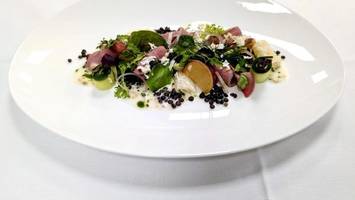 sommerlicher salat von kalbszunge, pfirsich und beluga-linsen