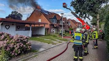 dachstuhl in flammen – feuerwehr mit 30 mann im einsatz