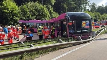 Ersatzbus für Bahnverkehr Hamburg-Berlin auf A24 verunglückt
