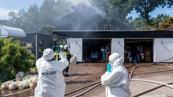 Feuer zerstört Einfamilienhaus – Sorge auch um Reetdachhaus