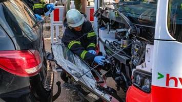 linienbus rammt mercedes in wandsbek – auch kind verletzt