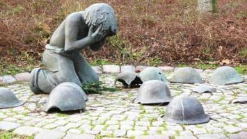 gestohlenes friedensdenkmal: bleibt die lücke für immer?