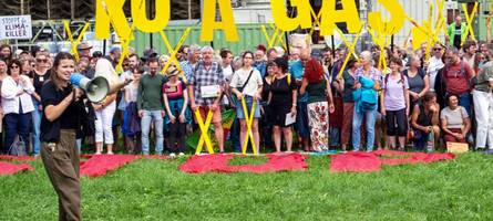 luisa neubauer bei protest gegen gasbohrung in reichling
