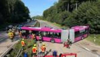 unfall: fünf verletzte nach busunfall auf a24 in klinik