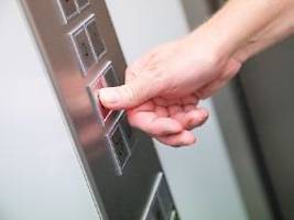 Auf dem Weg zur Entbindung: Schwangere bleibt im Krankenhaus-Aufzug stecken