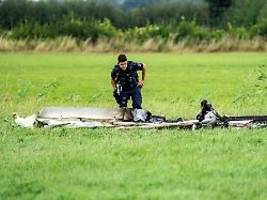 Maschine fängt Feuer: Privatflieger kracht auf Acker in NRW - Insassen tot