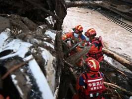Suche nach Vermissten: Sturzflut in China reißt acht Camper in den Tod