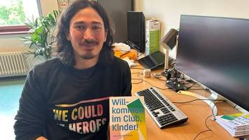 lehrer julian lee zeigt schülern, dass sich ehrenamt lohnt