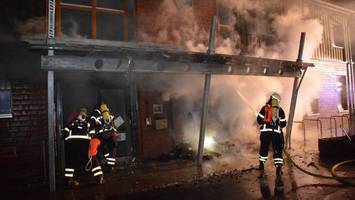 Regal für Tauschbücher in Flammen – Feuer greift auf Gebäude über