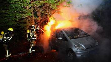 War es Brandstiftung? Geparkter Mercedes brennt völlig aus