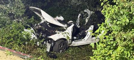 Zug erwischt Auto in voller Fahrt: Zwei junge Männer sterben an Bahnübergang
