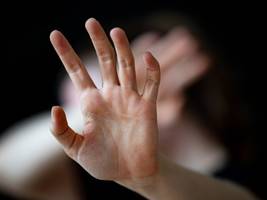 Prozess am Münchner Landgericht: Weil sie ihm zu selbstbewusst wurde? Mann zerschneidet seiner Frau das Gesicht