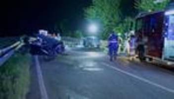 Ermittlungen laufen: Unfall mit drei Toten: Mitfahrerin in akuter Lebensgefahr