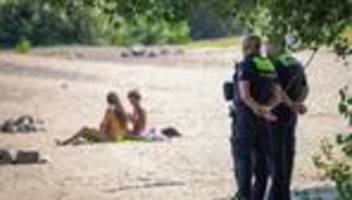 verbote und kontrollen: nur noch bis zum knöchel - weiteres badeverbot im rhein
