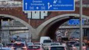Verkehrseinschränkungen: Umfrage zur A100-Sperrung: Mehr Menschen fahren mit ÖPNV