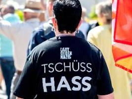 flaggschiff der rechtsextremen: linker verein sichert sich markenrecht an neonazi-shop