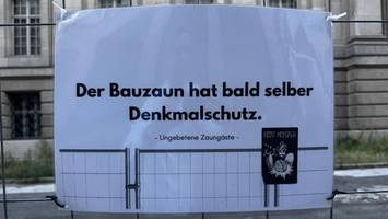 Staatsbibliothek: Witzige Plakataktion gegen 20 Jahre Bauzaun