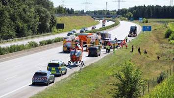 A7: Rentner-Ehepaar rammt Lastwagen und wird im Auto eingeklemmt
