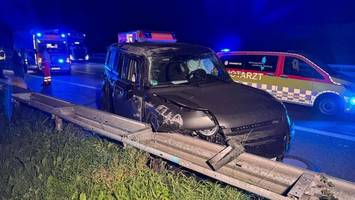 Crash auf der A7: Land Rover schlittert in Leitplanke